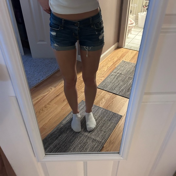 Hollister Low-Rise demin shorts - Picture 2 of 6
